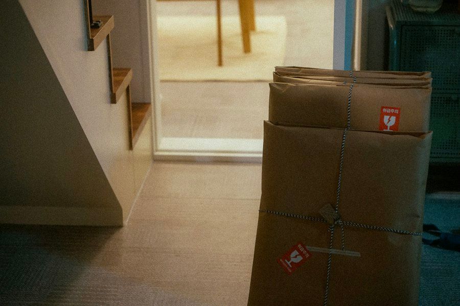 Verpacktes Möbelpaket im Hausflur