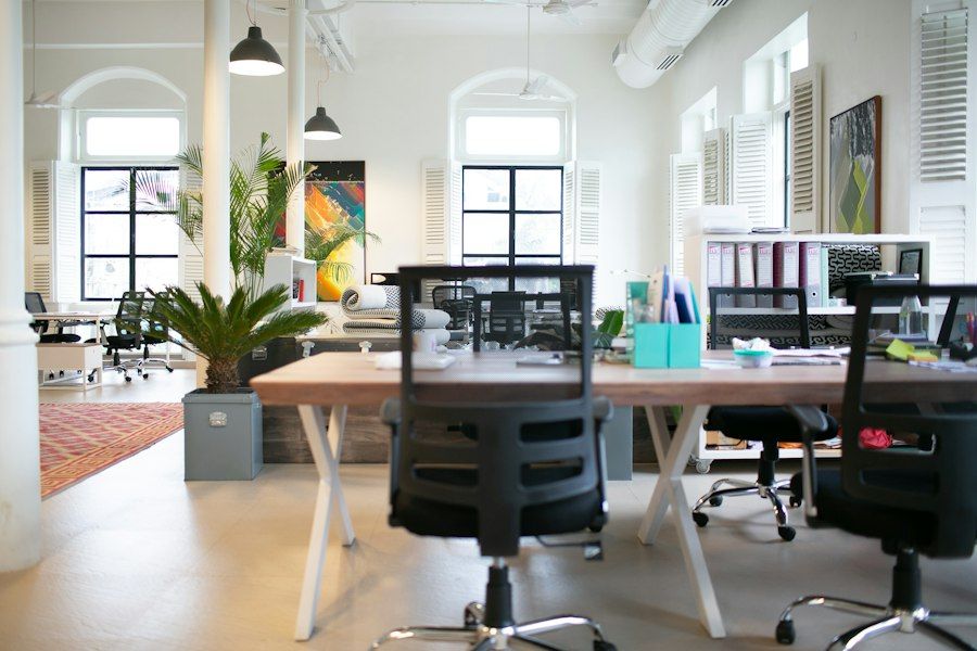 Helles Büro mit Schreibtischen und Bürostühlen
