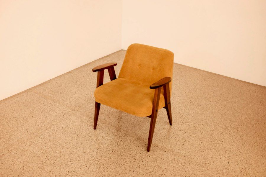 Gebrauchter Sessel in einem leeren Raum