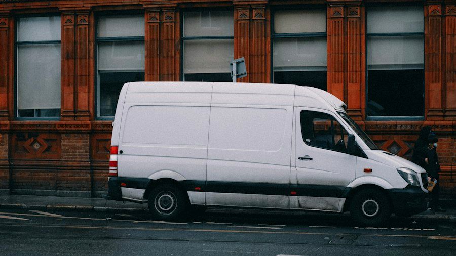 Weißer Sprinter am Straßenrand