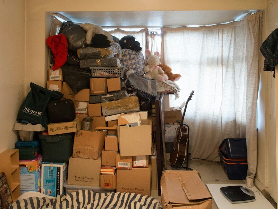 Zimmer voller Kartons und Säcke vor der Entrümpelung