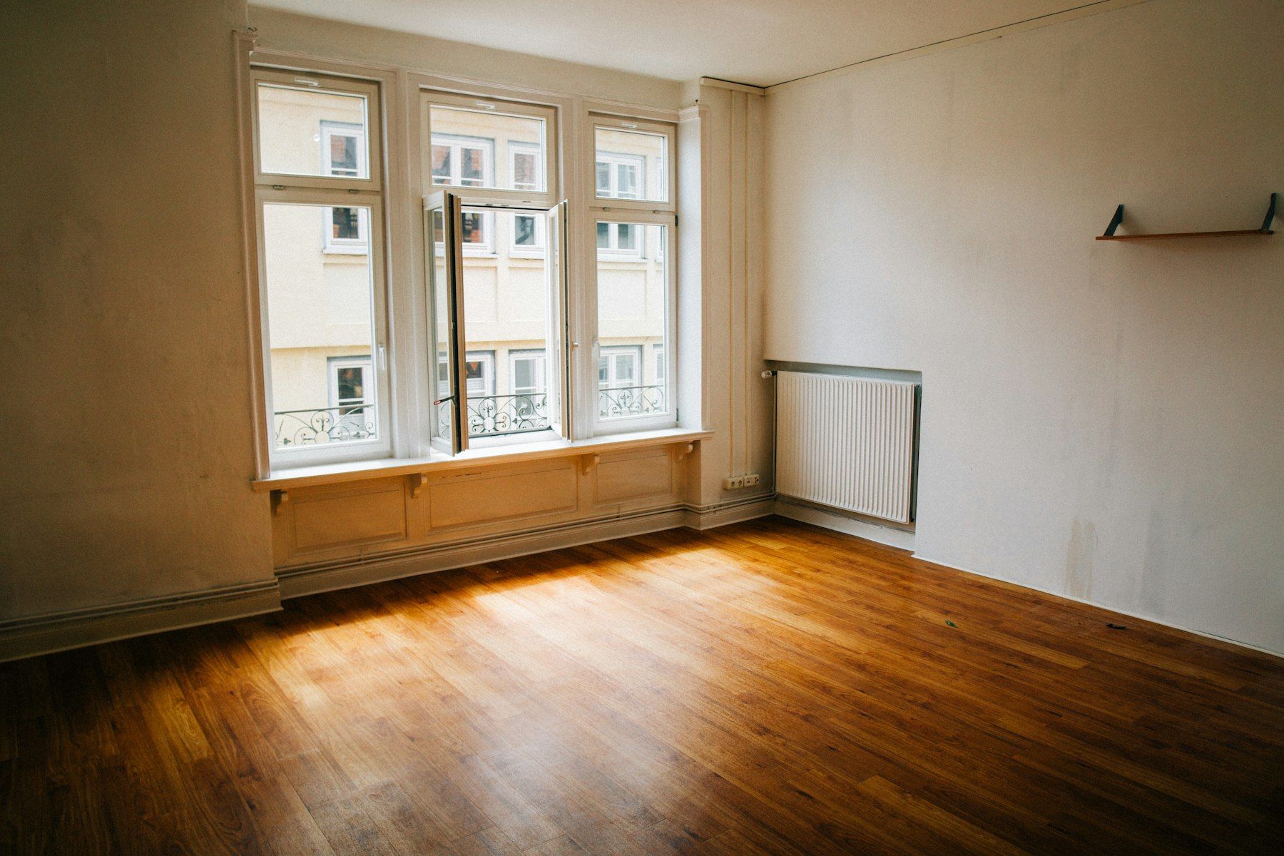 Leere, besenrein übergebene Wohnung nach einem Auszug