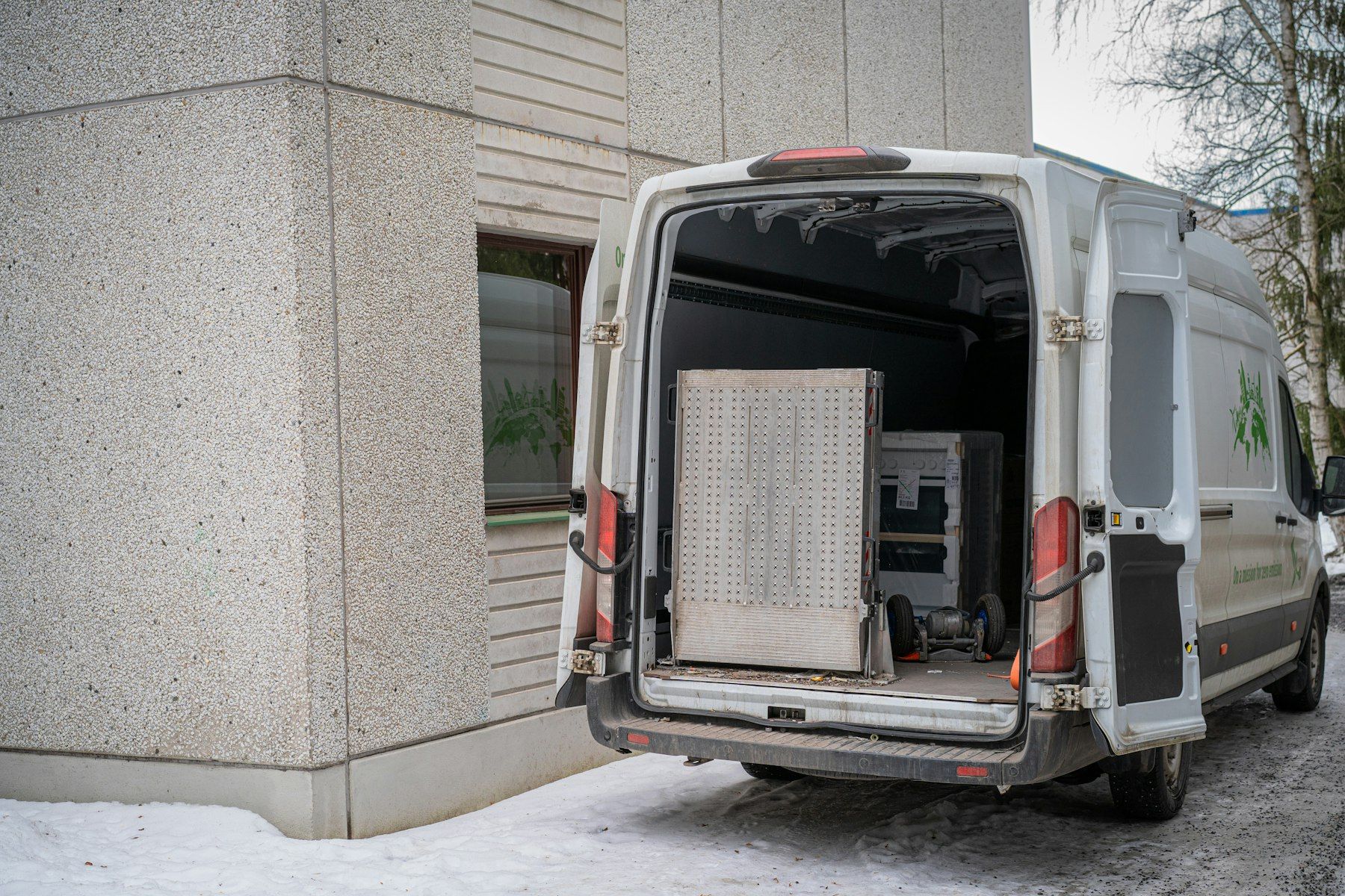 Beladener Transporter von hinten